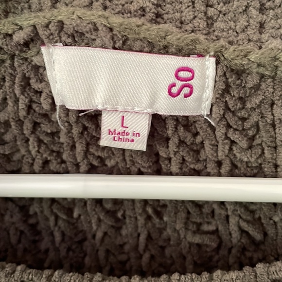 Green Sweater - Picture 4 of 4